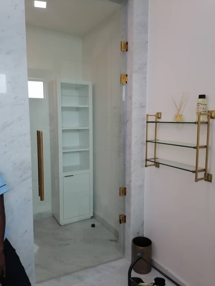 Frameless storefront by HoneyBee
